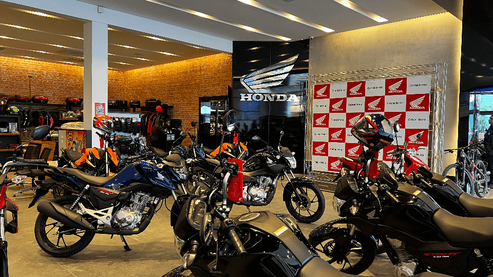Faixada da loja de Colombo da Cabral Motor