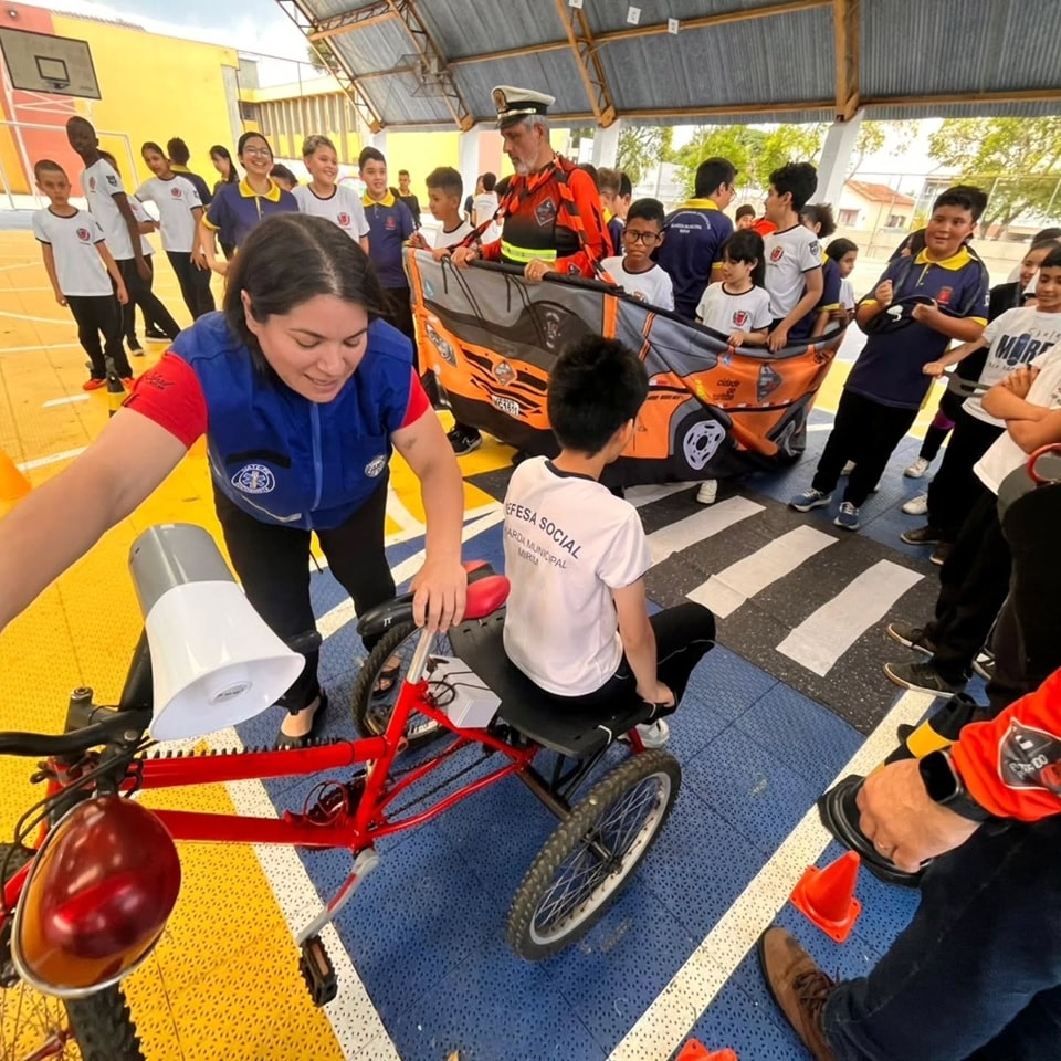 Instrutor ensinando técnicas de pilotagem defensiva para motociclistas