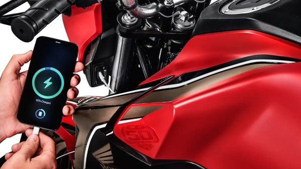 Entrada USB-C Honda CG 50 anos